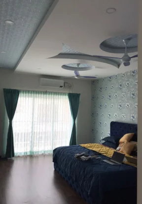 Ceiling fan with blades painted blue and yellow, Scandinavian-simplicity decoration in the bedroom.